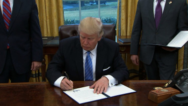 Trump firma decreto para apartar a EE.UU. del Acuerdo Transpacífico