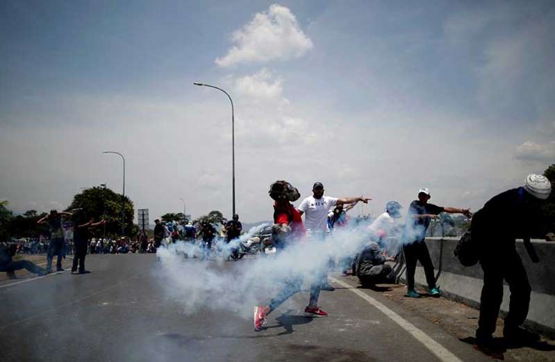 policia-venezolana-reprime-marchas-opositoras-en-caracas