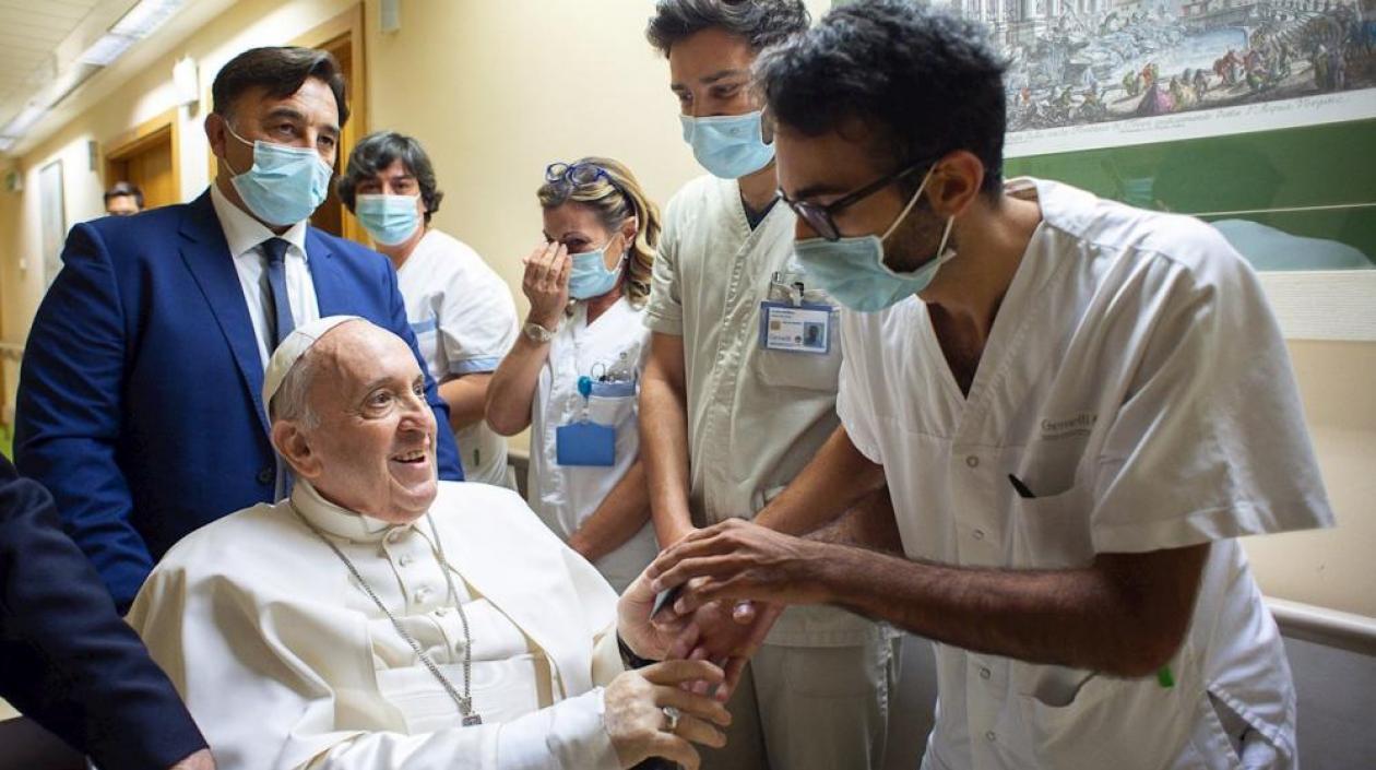 El Papa sigue su rehabilitación y volverá al Vaticano "lo antes posible"