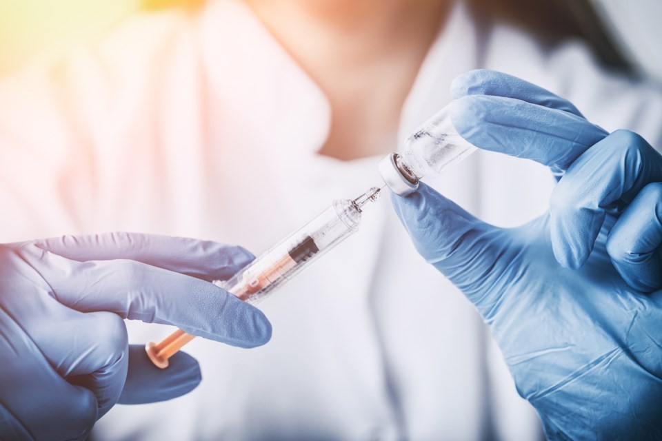 La FDA da aprobación total a la vacuna Pfizer/BioNTech contra el covid-19, lo que abre la puerta a más órdenes de vacunación