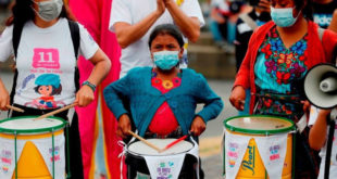 Decenas de niñas guatemaltecas salen a marchar contra la corrupción