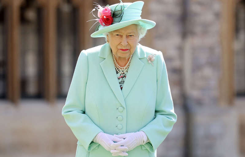 La reina Isabel II asiste a los bautizos de dos de sus bisnietos