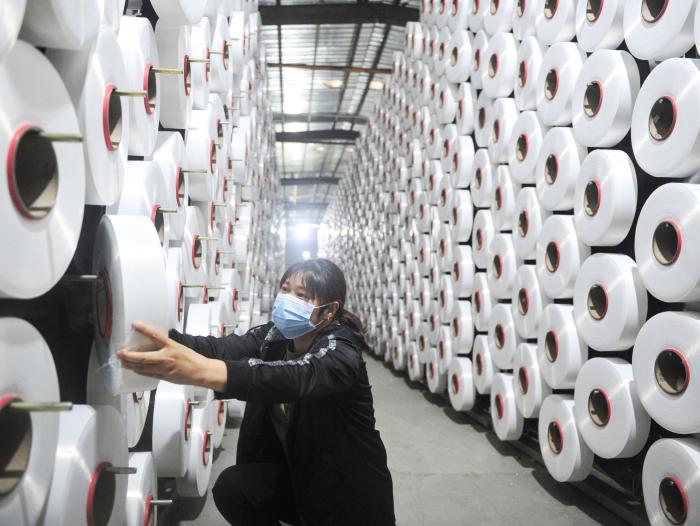 Economía china subió 4,8%, en medio de temores por rebrotes de covid