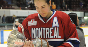 Caroline-Ouellette-en-el-Salón-de-la-Fama-del-Hockey.